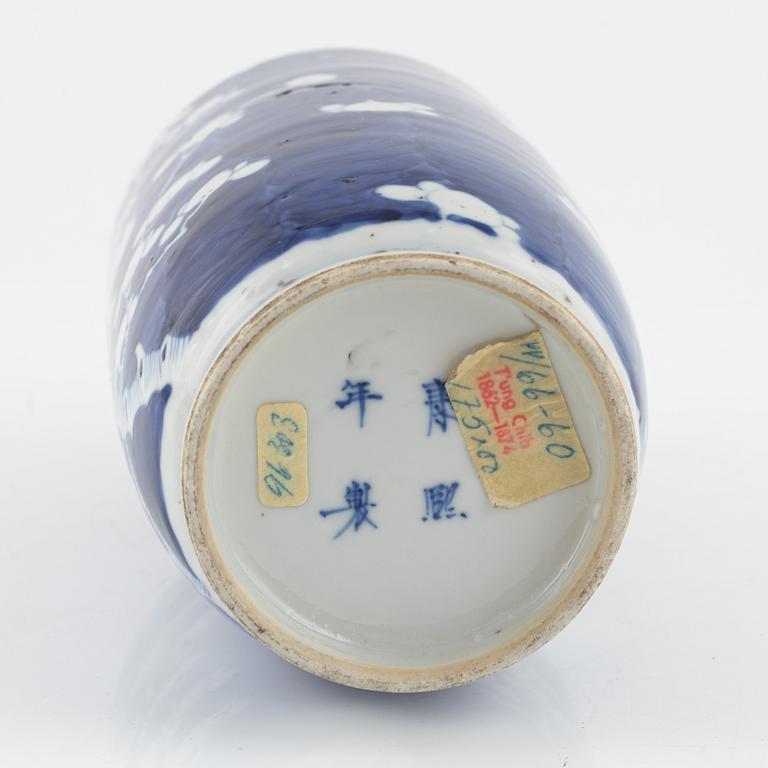 A blue and white vase, Qing dynasty, China, late 19th century.