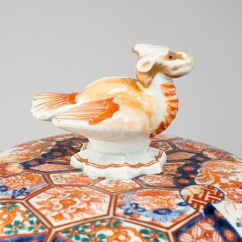 A Japanese imari jar with cover, Meiji period (1868-1912).