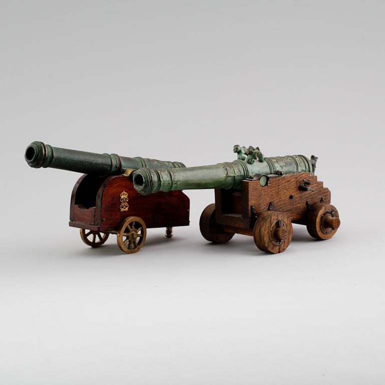 BORDSKANONER, 2 st, brons, 1900-talets andra hälft.