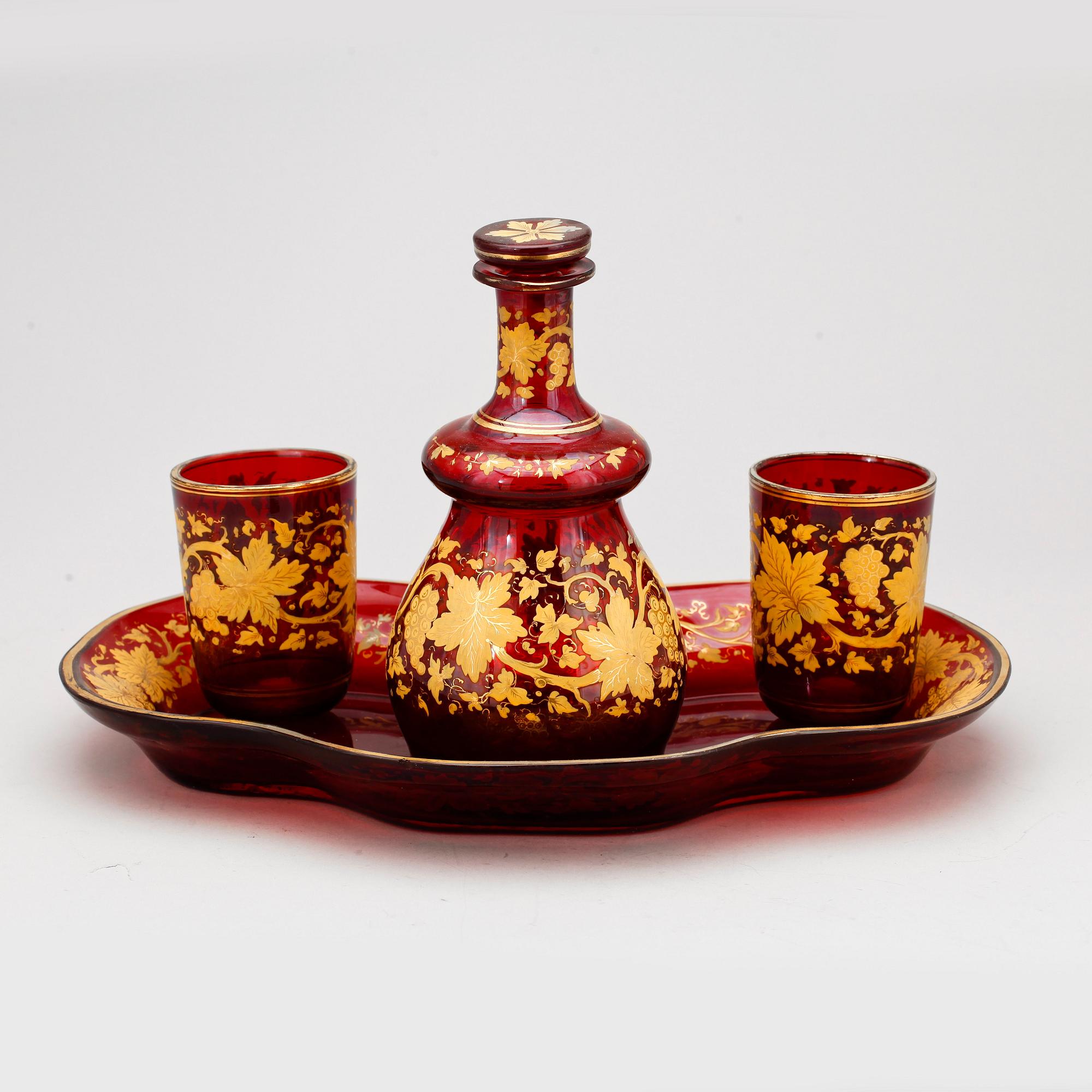 BRICKA MED KARAFF SAMT GLAS, ett par. Troligen Böhmen 1800-tal.