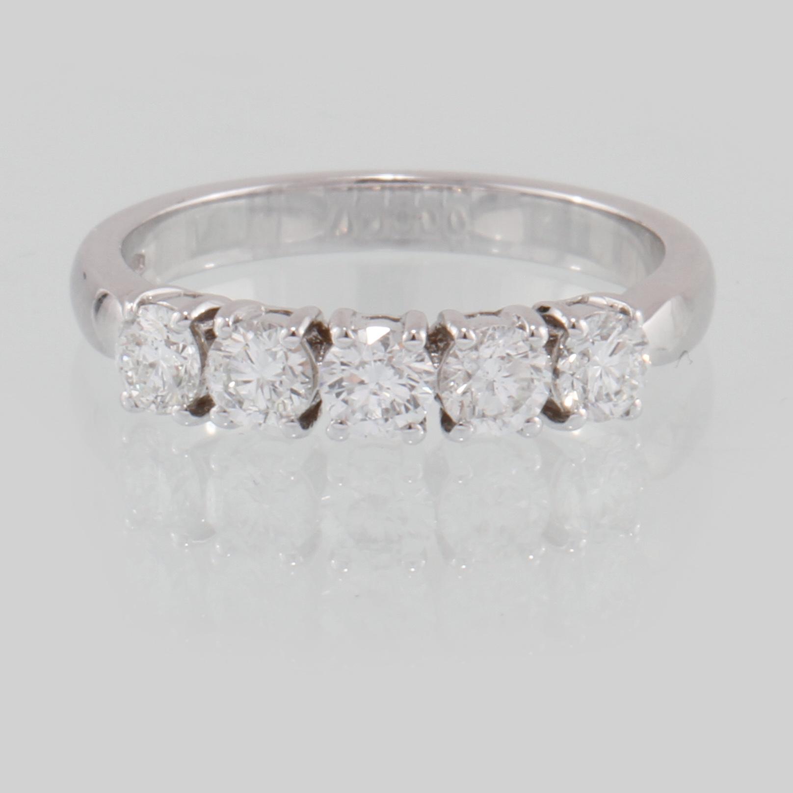 RING, 18k vitguld med 5 briljantslipade diamanter,1.01 ct. Vikt 3,9 g.