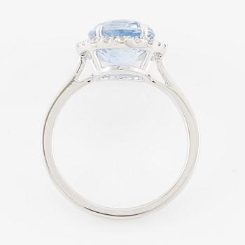 Ring 18K white gold with sapphire and brilliant-cut diamonds.