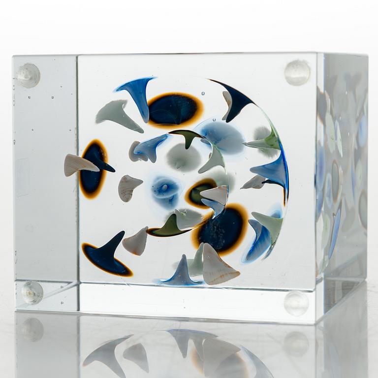 OIVA TOIKKA, An annual glass cube, signed Oiva Toikka Nuutajärvi 2005 and numbered 374/2000.