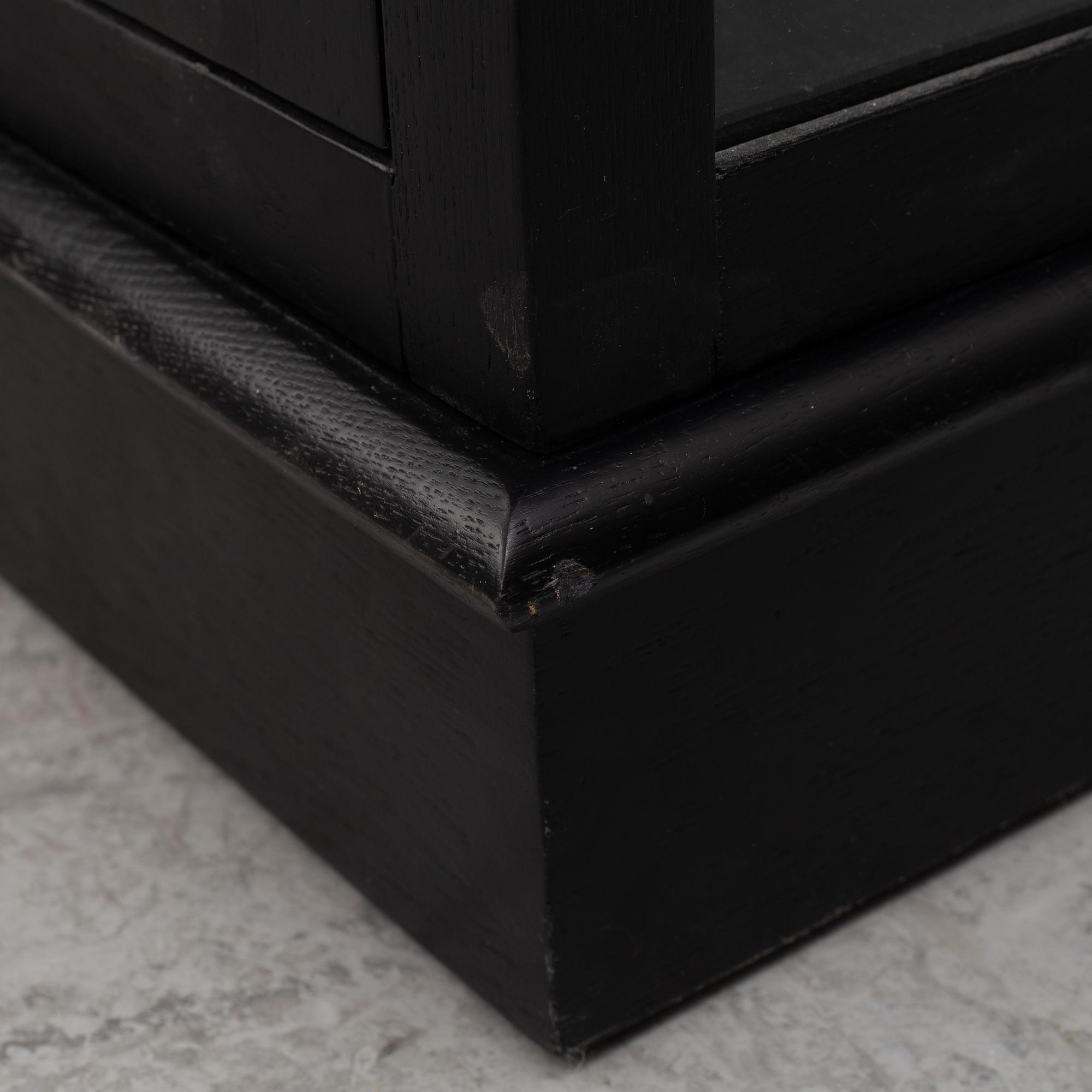 Vitrinskåp, samtida.