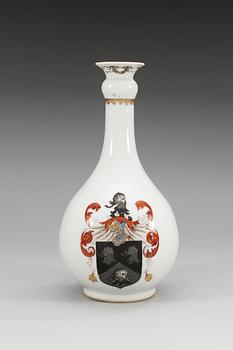 An armorial famille rose flask with the English arms of Saunders, Qing dynasty, Qianlong), ca 1745.