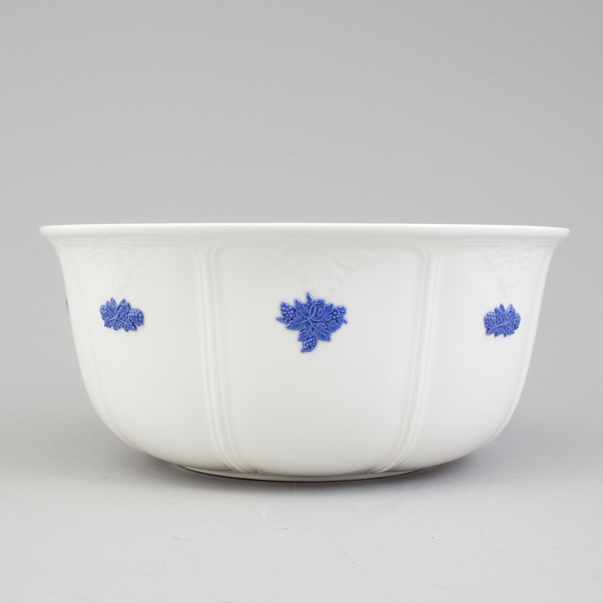 MAT- OCH KAFFESERVIS, 54 delar, benporslin, "Blå Blom", Old Gustavsberg, 1970/80-tal.