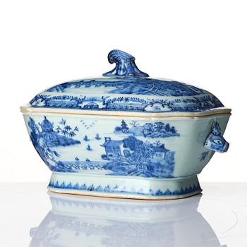 A blue and white export porcelain tureen with cover, Qing dynasty, Qianlong (1736-95).