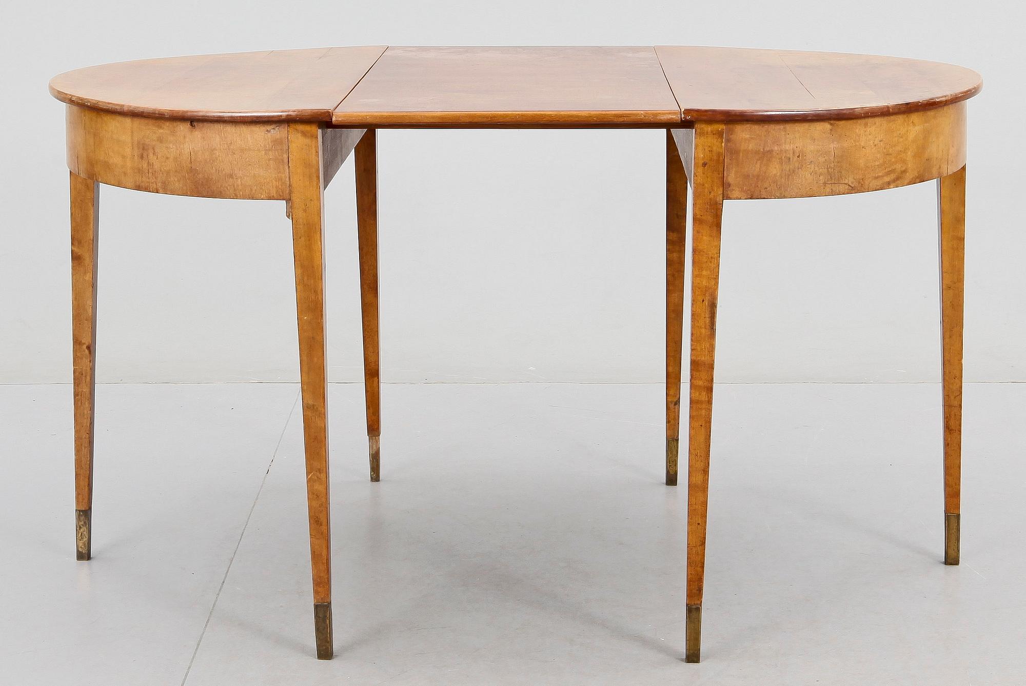 HALVMÅNEBORD, ett par, samt iläggsskiva, sengustaviansk stil, 1800-tal.