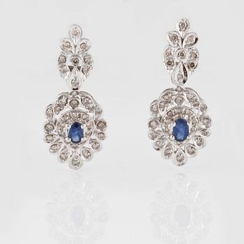 ÖRHÄNGEN, 14K vitguld med briljantslipade diamanter ca 1.00 ct samt 2 fasettslipade blå safirer. Vikt 6,0 gram.