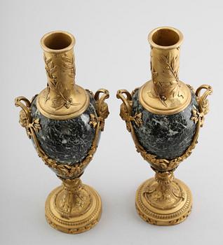 URNOR, 1 par, brons och marmor, 1800-talets andra hälft.