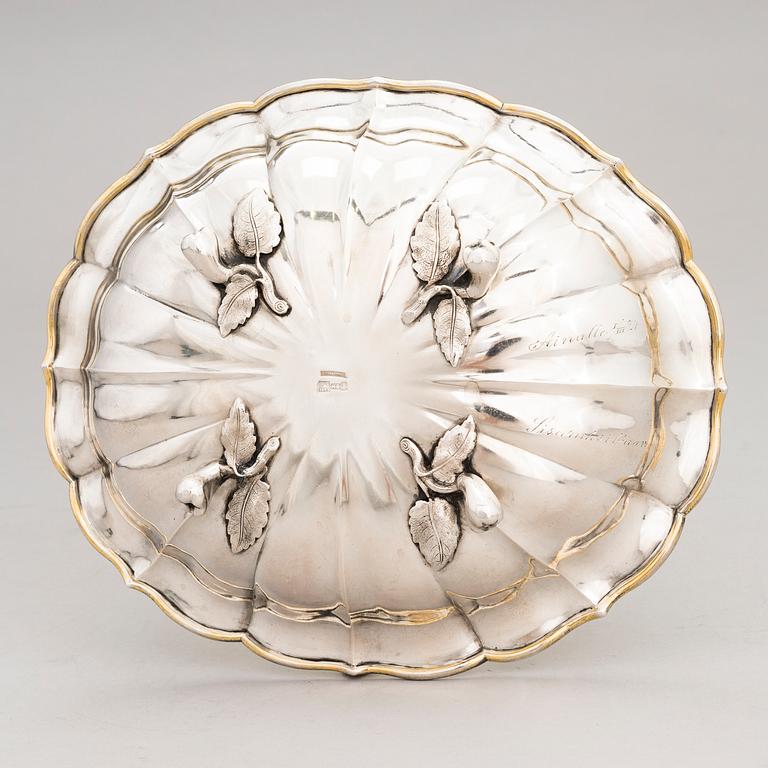 A parcel-gilt breadbasket, mark of Hlebnikov (Хлебников), Moscow 1873.