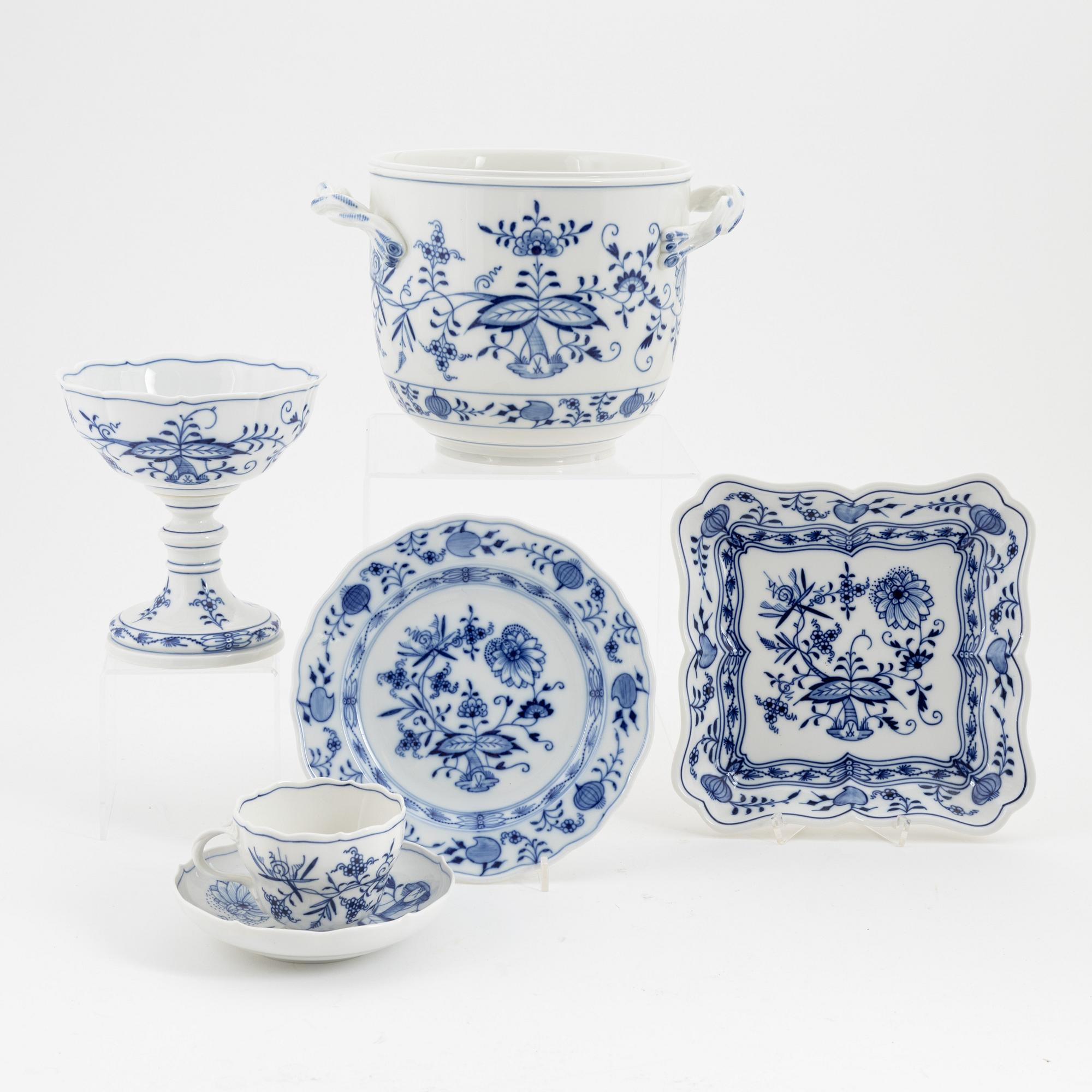 Servisdelar, 19 st, porslin, "Zwiebelmuster/Lökmönstret", Meissen, Tyskland, 1900-tal.