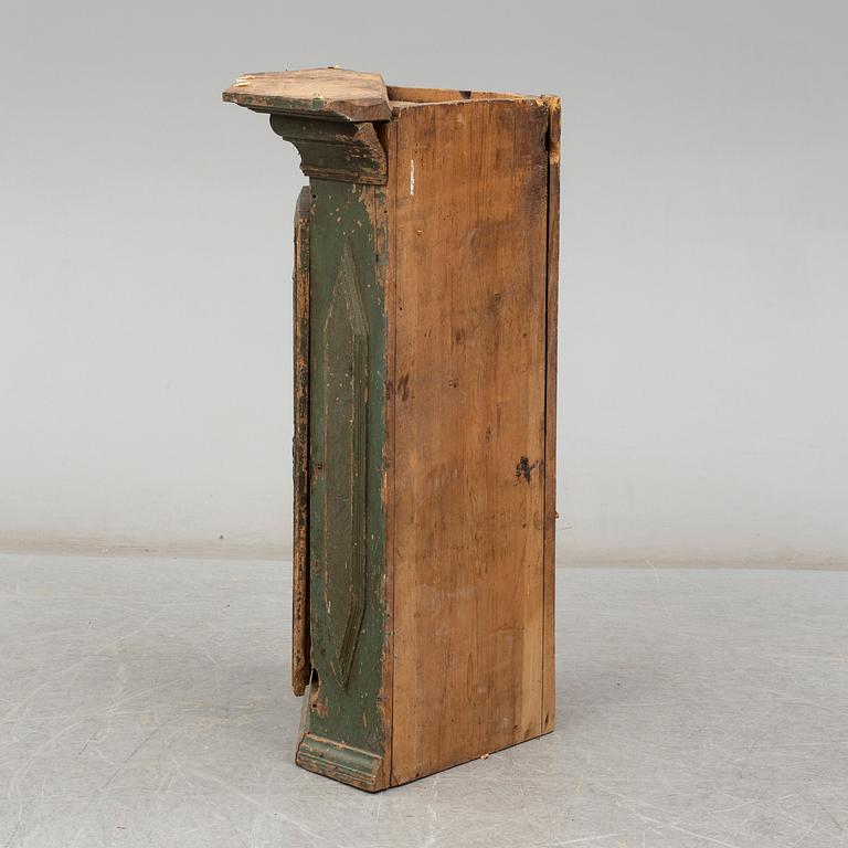 HÖRNHÄNGSKÅP, allmoge, 1700-tal.