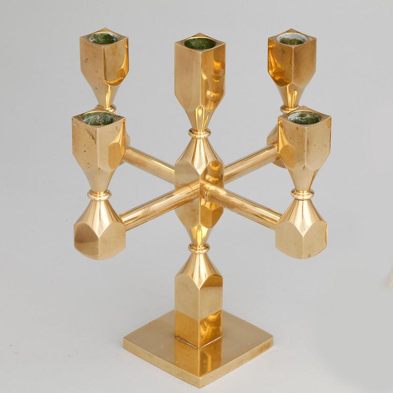KANDELABRAR samt LJUSTAKAR, 5 st, mässing, metallslöjden Gusum, 1980-tal.