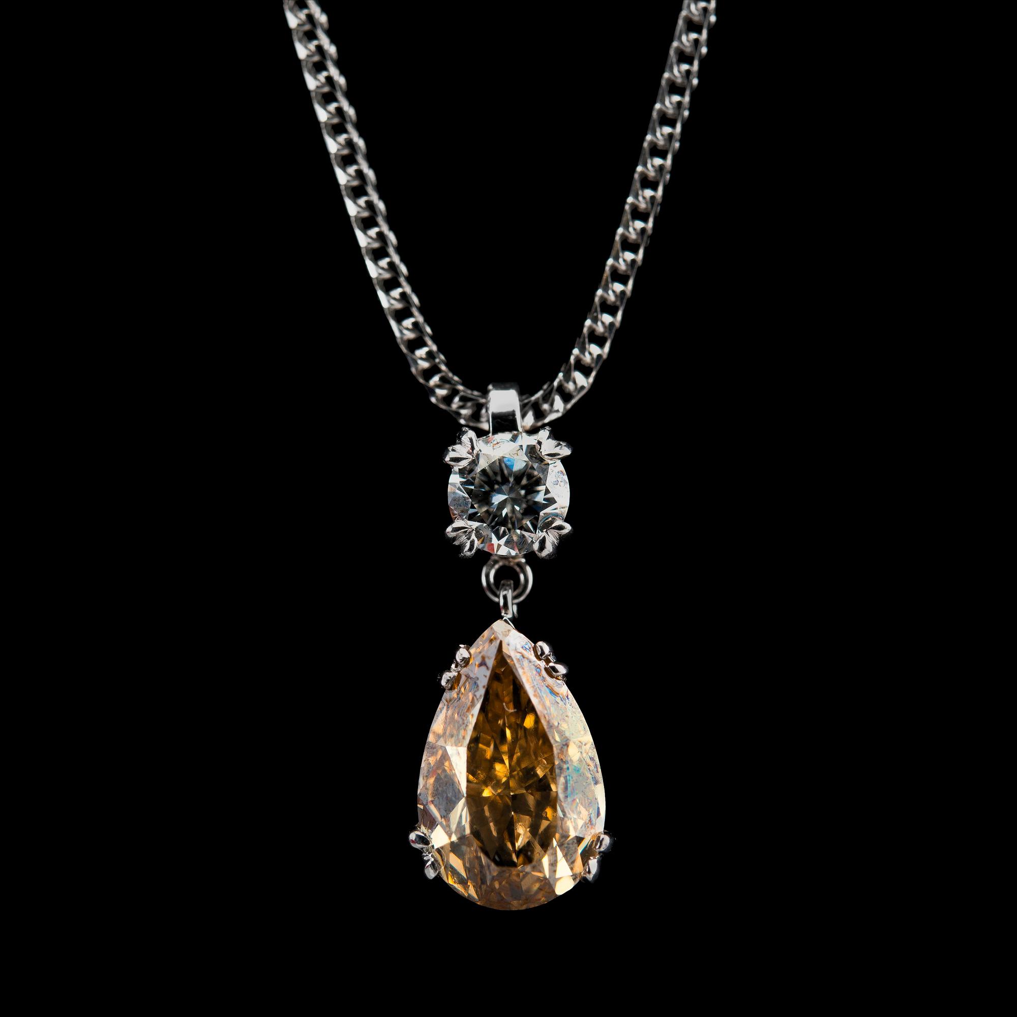 RIIPUS, pisarahiottu timantti n. 2.00 LYB/Si2 briljanttihiottu timantti n. 0.30 ct. H/Vs. 14K valkokultaa. Paino 5,6 g.