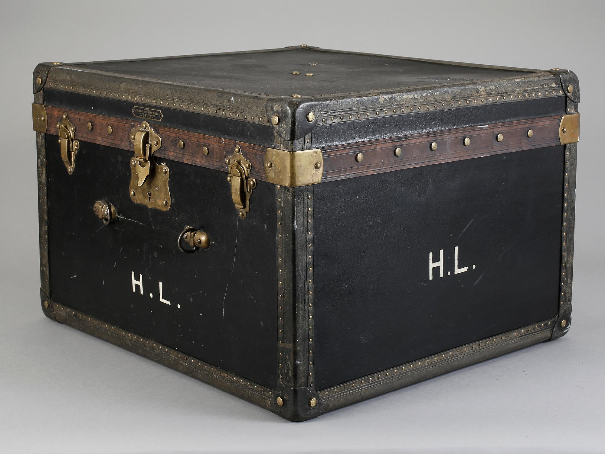 KOFFERT, "Hall du Voyage", trä, Paris, Frankrike.