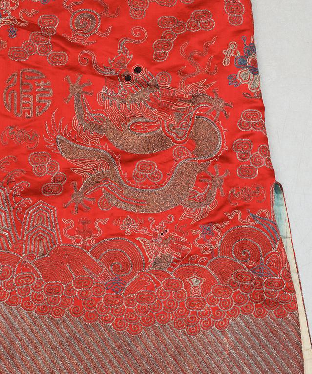 A CHINESE ROBE, silk. Height 101,5 cm. Around 1900.