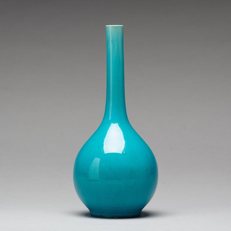 A turquoise glazed vase, Qing dynasty (1644-1912).