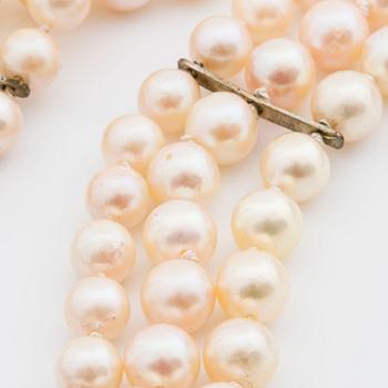 PEARL NECKLACE, 3 rows, clasp in 14K gold 1 emerald approx 7 x 7 mm and diamonds, rose-cut diamonds and emeralds.