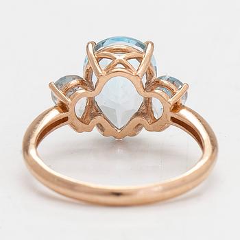 A 14K gold ring with topazes, Russia 2000-tal.