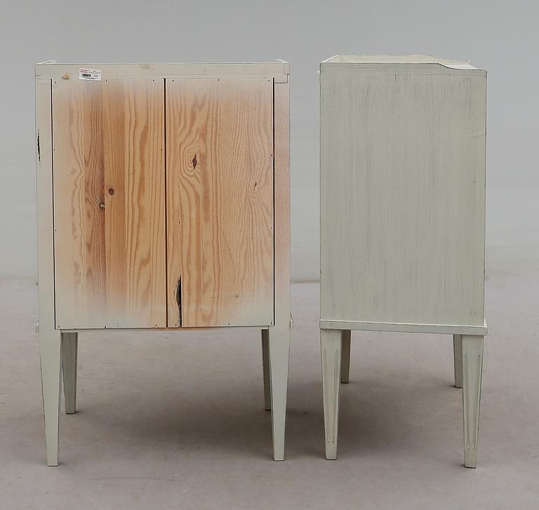 SÄNGBORD, 1 par, gustaviansk stil, 1900-talets andra hälft.