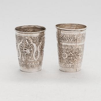 Silverföremål, 9 st: fat, tre servettringar och fem bägare, sannolikt Indien, 1900-tal.