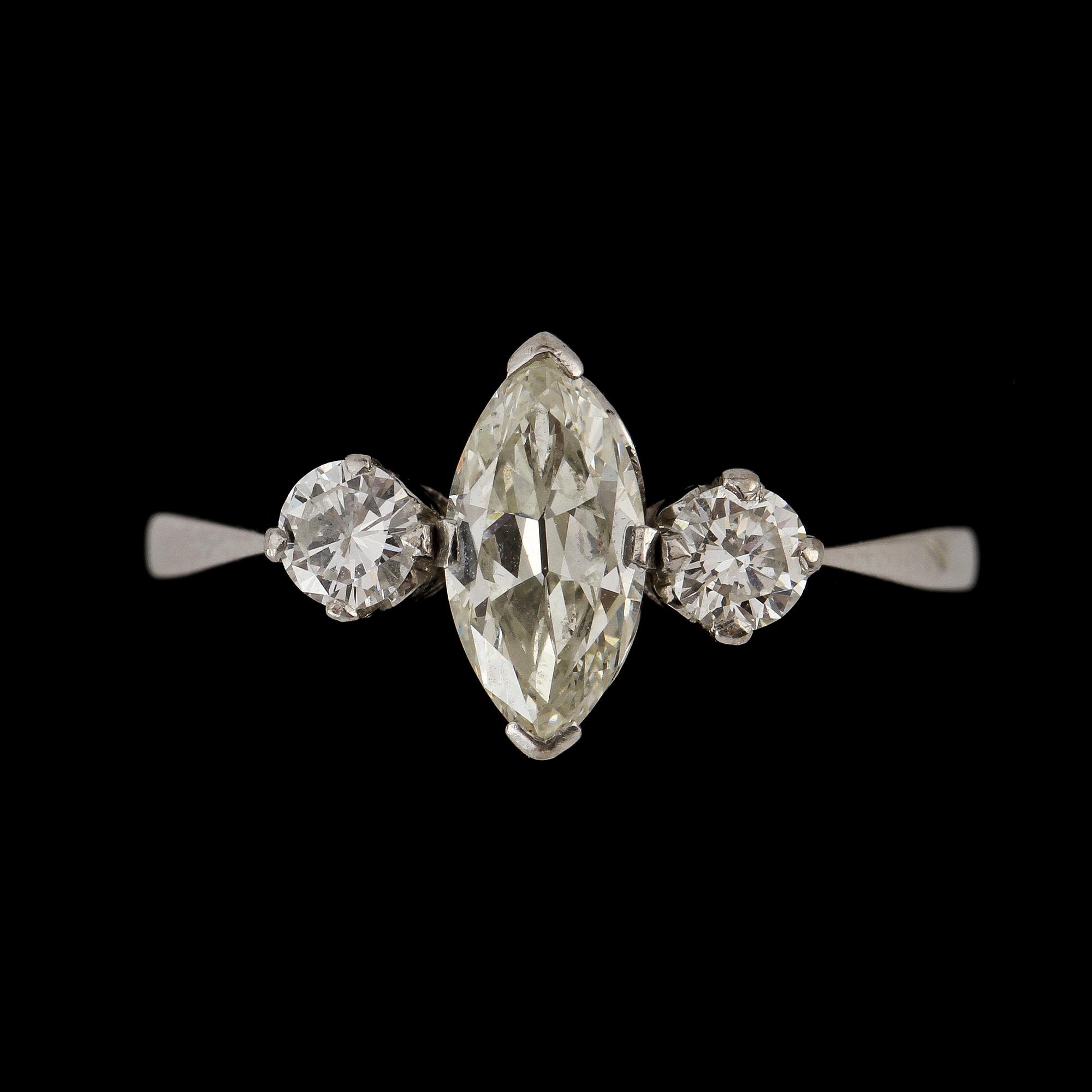 RING, 18k vitguld med 2 briljantslipade diamanter tot ca 0.2 ct samt en navetteslipad diamant ca 0.8 ct. Vikt 4 g.
