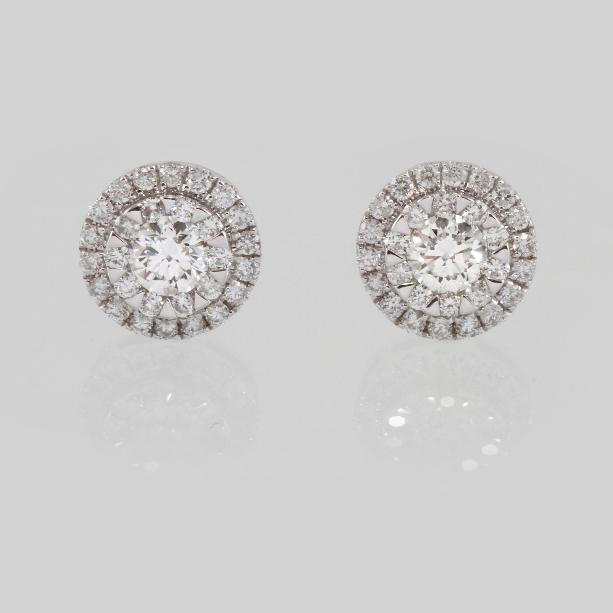 ÖRHÄNGEN, 18K vitguld med briljantslipade diamanter 0.75 ct. Vikt 2,4 gram.