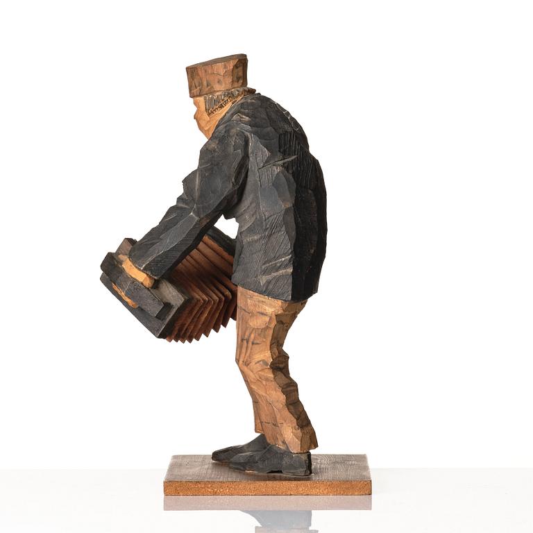 Axel Petersson Döderhultarn, Standing accordionist.