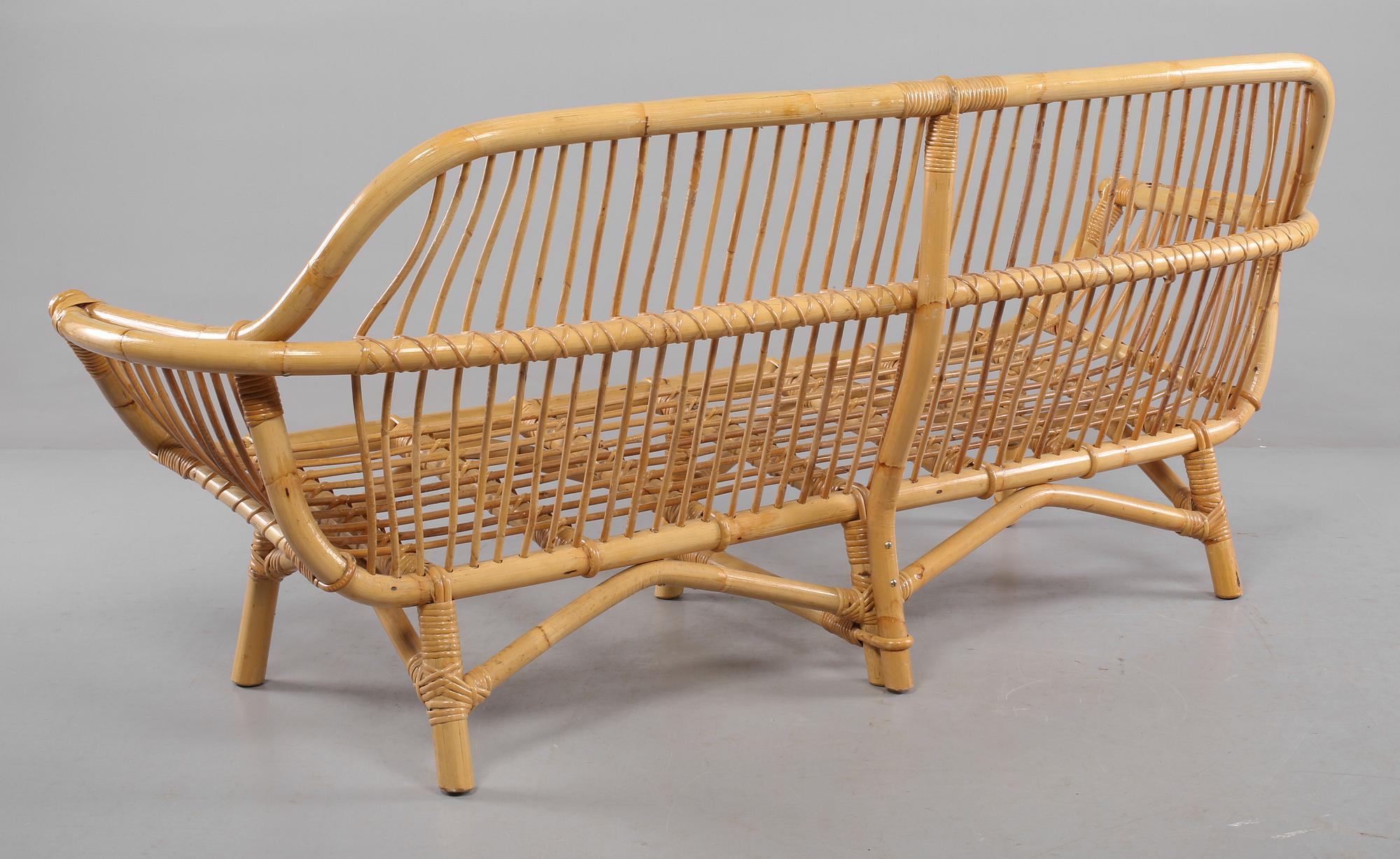 KORGMÖBELGRUPP, 3 delar, 1900-talets andra hälft.