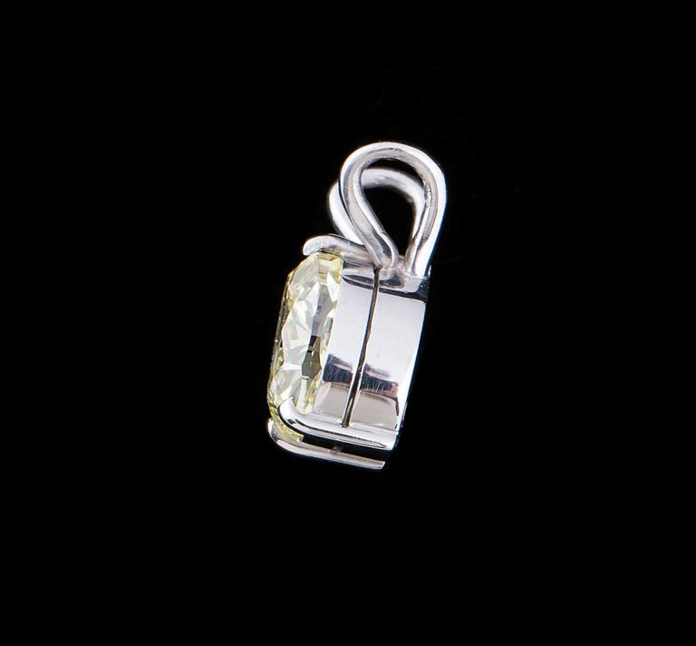 HÄNGE, 18 k vitguld med oval fasettslipad diamant, enl cert Fancy Light Yellow, ca 0,92 ct. Vikt ca 1 g.