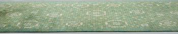 Barbro Nilsson, matto, "Bankrabatten grön", knotted pile, ca 502-504 x 202,5-207 cm, signed AB MMF BN.