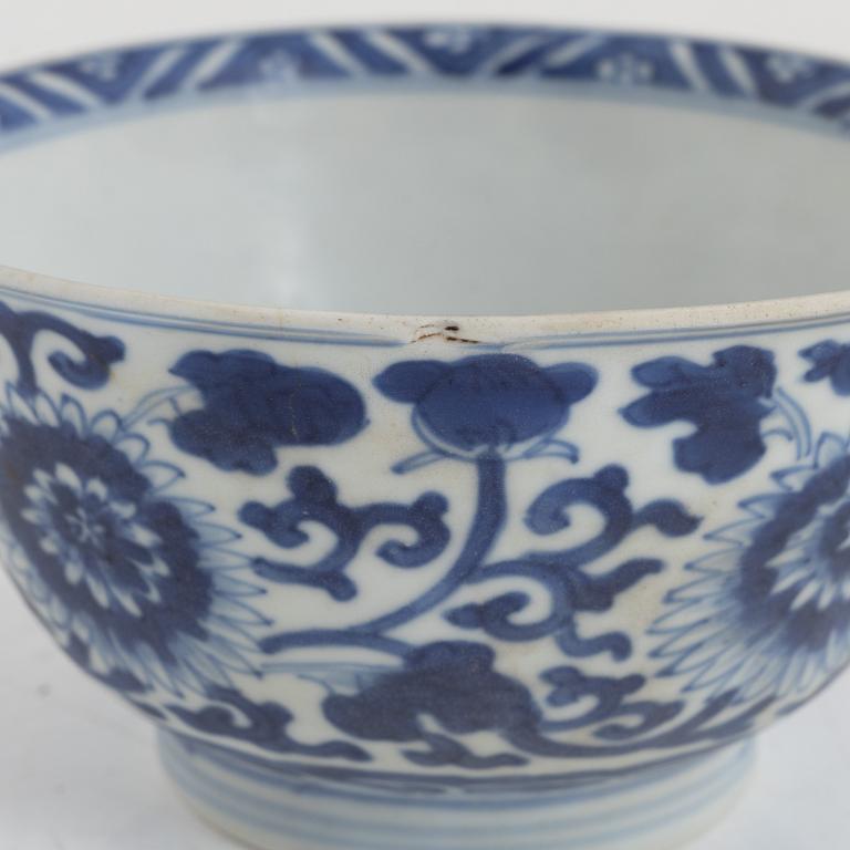 A Chinese blue and white porcelain bowl and a small dish, Qing dynasty, Kangxi (1662-1722).