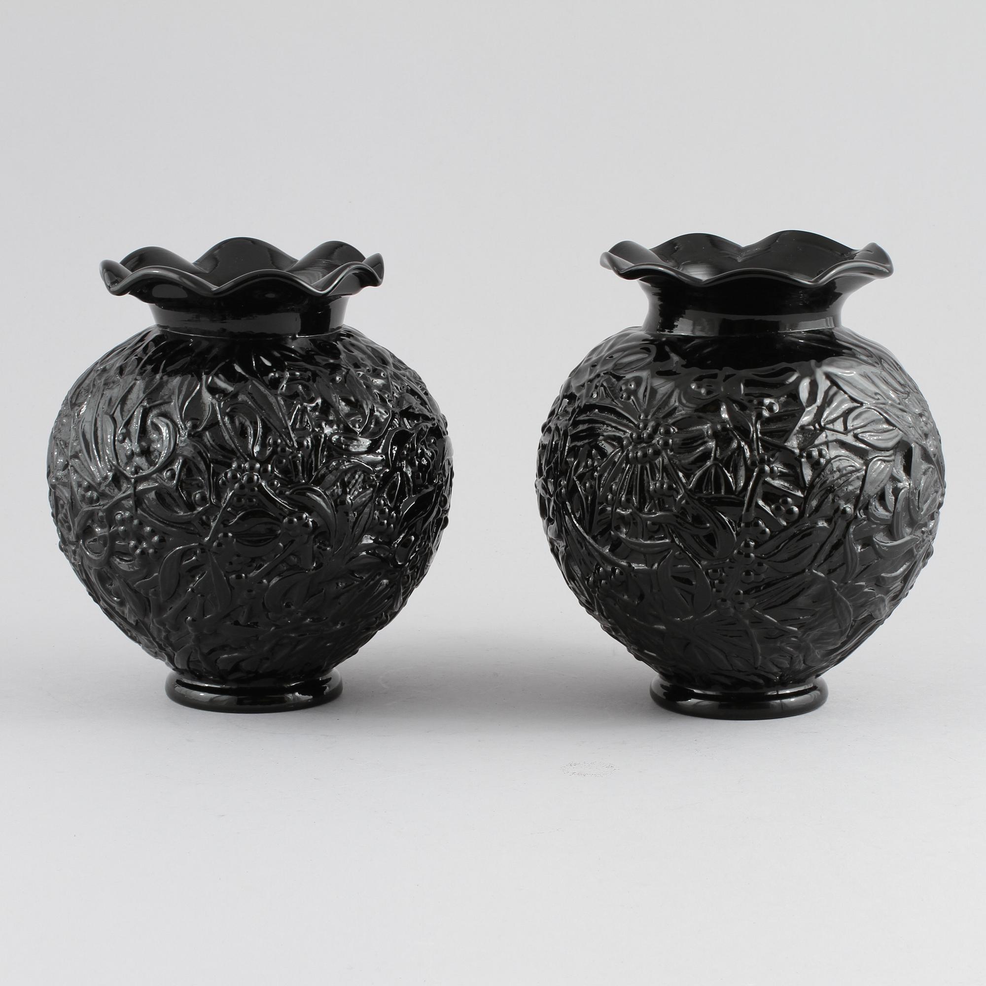 VASER, 2 st, glas, "modell Lalique", Elme, omkring 1900-talets mitt.