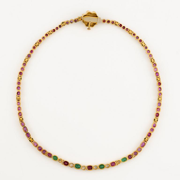 Andrew Grima, collier 18K guld med runda briljantslipade diamanter samt rubiner och smaragder.