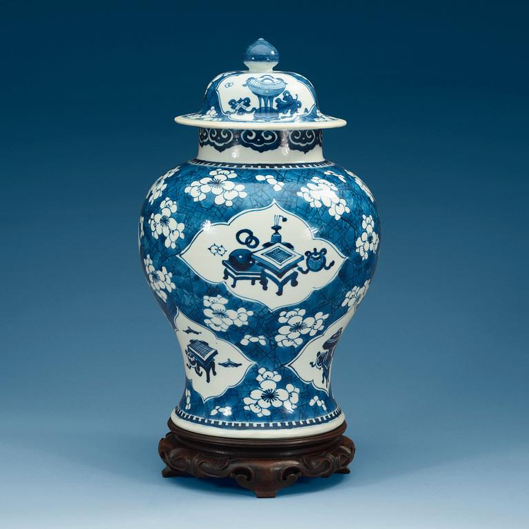 A blue and white jar with cover, Qing dynasty, Kangxi (1662-1722).