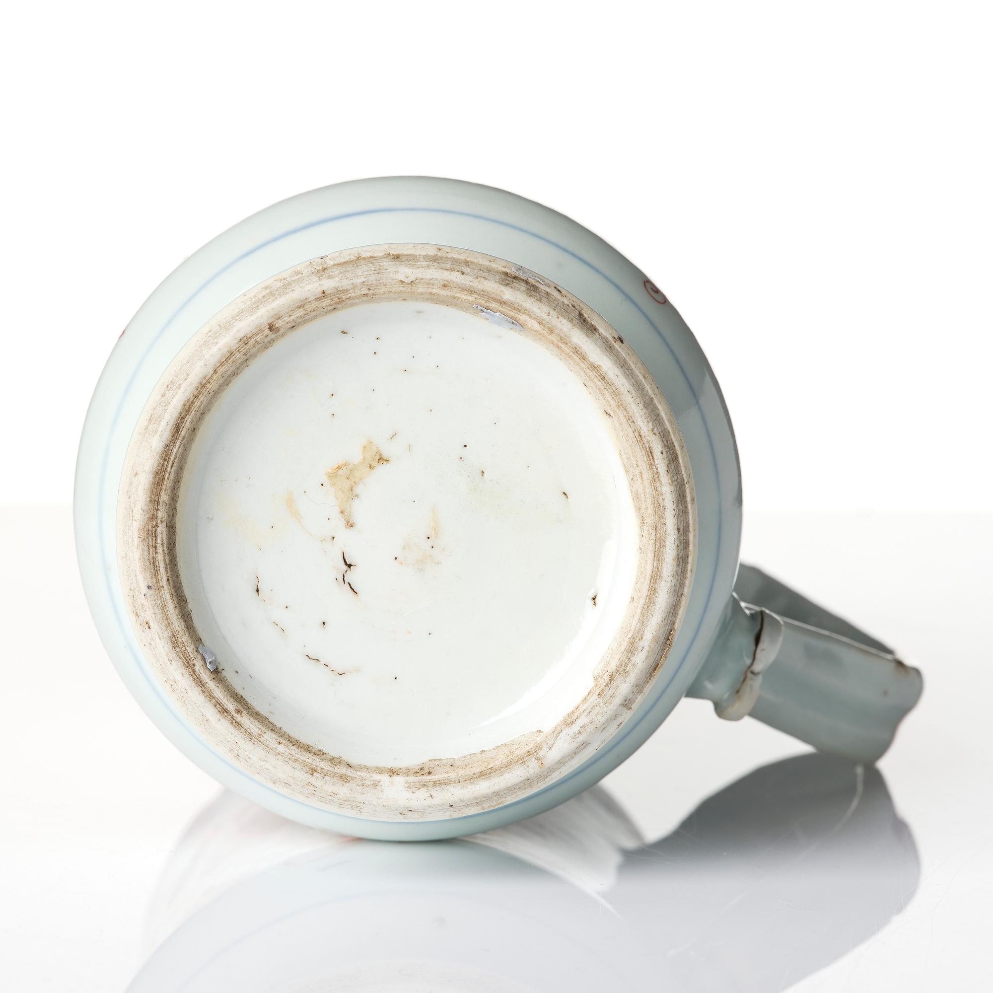 A Chinese imari export porcelain mug, Qing dynasty (1736-95).