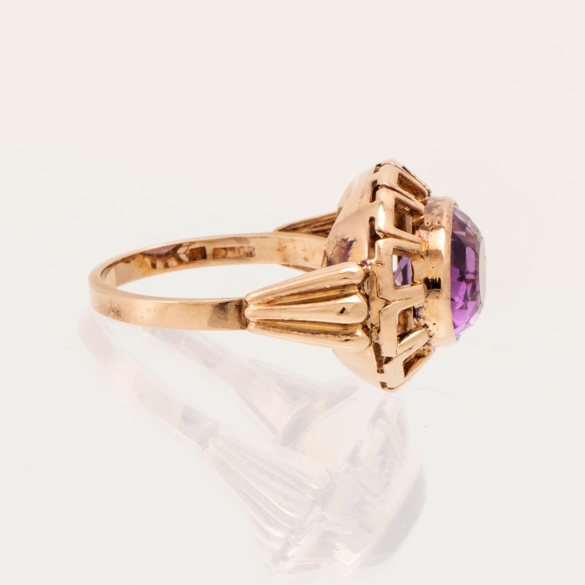 Ring 18K guld med oval fasettslipad ametist, G. Dahlgren & Co Malmö 1956.