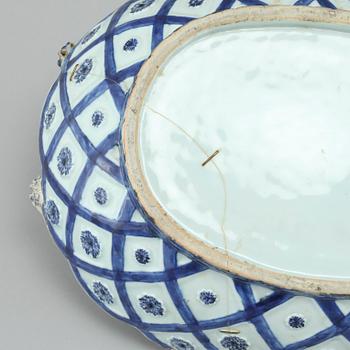 Two bowls, four plates and one jar in porcelain, China and Japan, 18th, 19th and early 20th century.