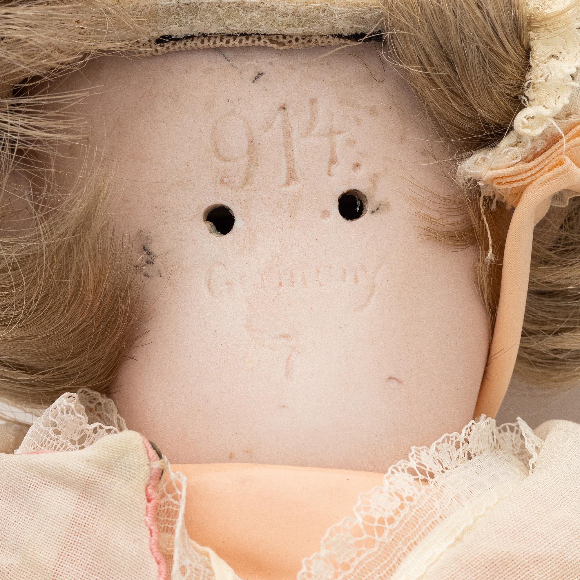 Girl doll, marked 1914, Shoenau & Hoffmeister or Mengersgereuth, Germany, circa 1920s.