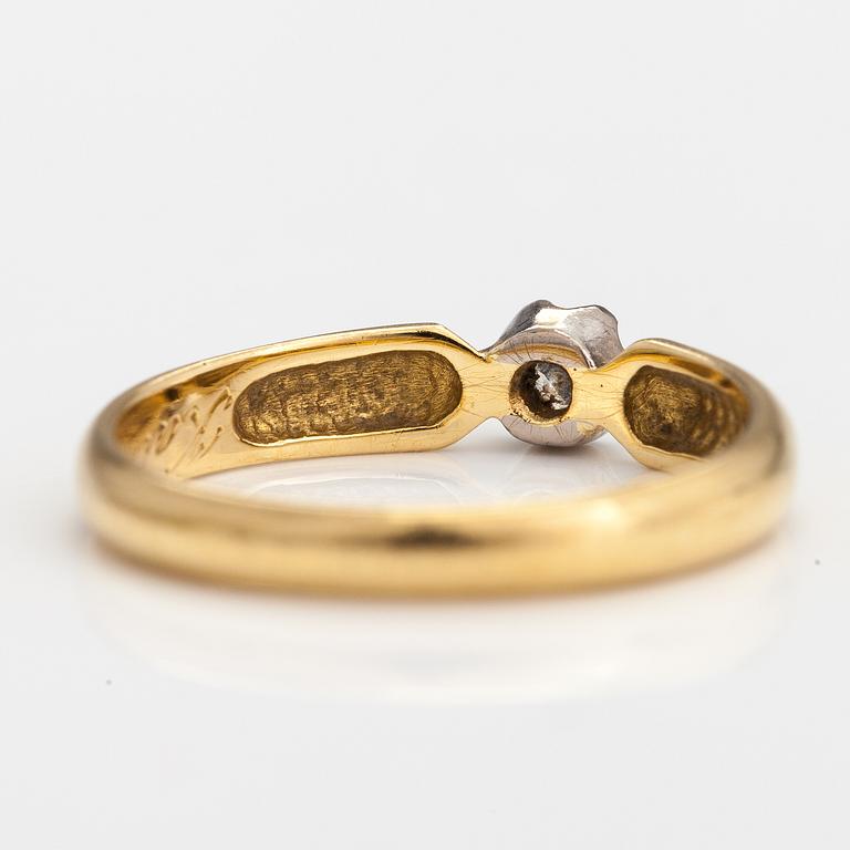 An 18K gold ring with a ca. 0.10 ct diamond. Finland 2000.