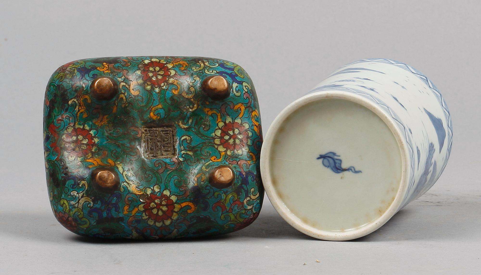 PENSELSTÄLL SAMT RÖKELSEKAR, porslin resp brons, Kina, troligen omkring 1900.