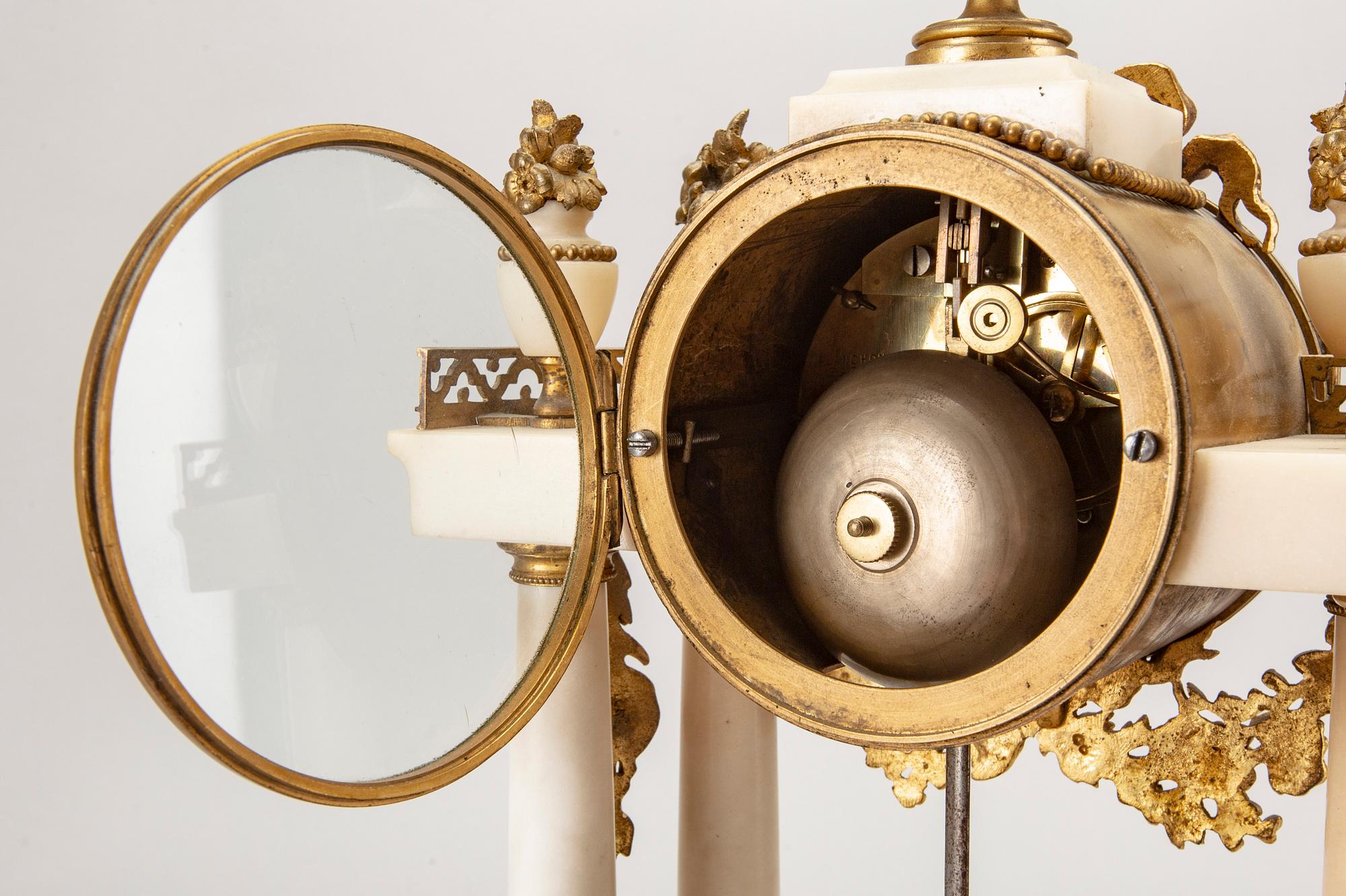 BORDSPENDYL, Planchon, Paris, Louis XVI-stil, omkring 1900.