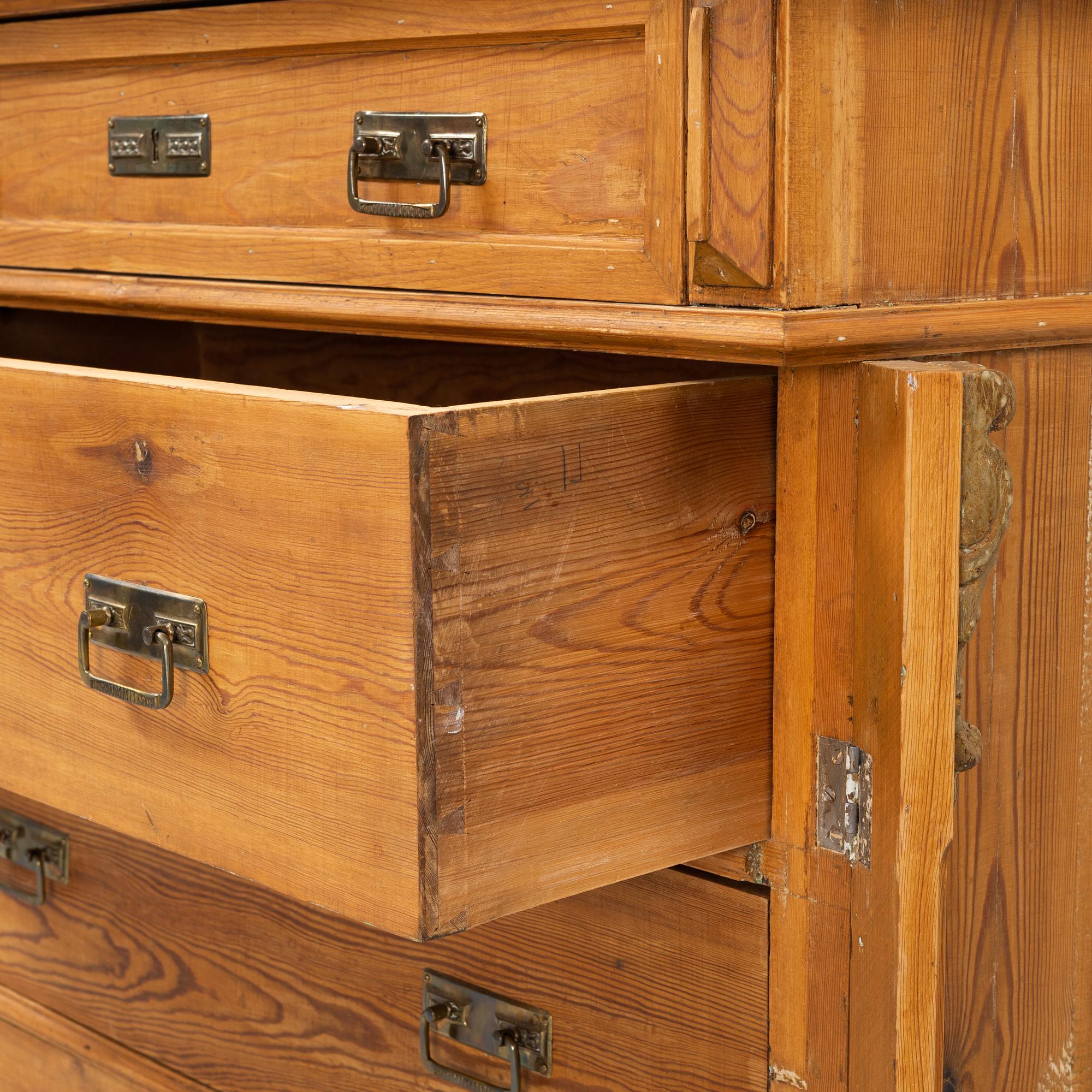 A pinewood chest of drawers, end of the 20th Century.