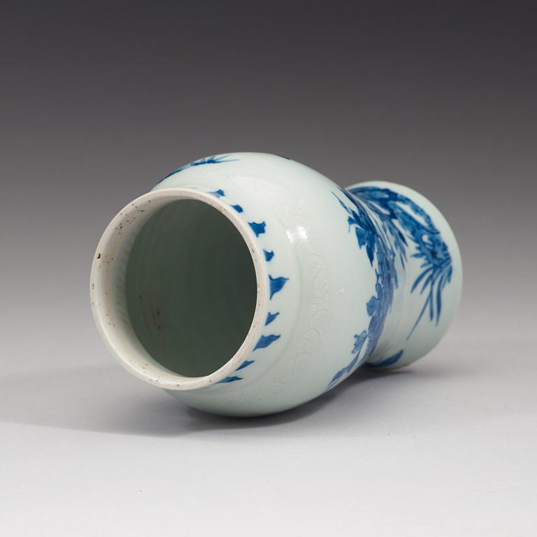 A blue and white Transitional vase, 17th Century.