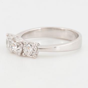 RING, trestensring med briljantslipade diamanter.