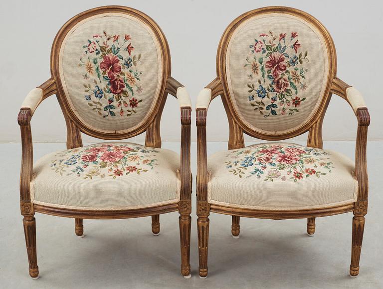 KARMSTOLAR, ett par, gustaviansk stil, 1900-talets mitt.