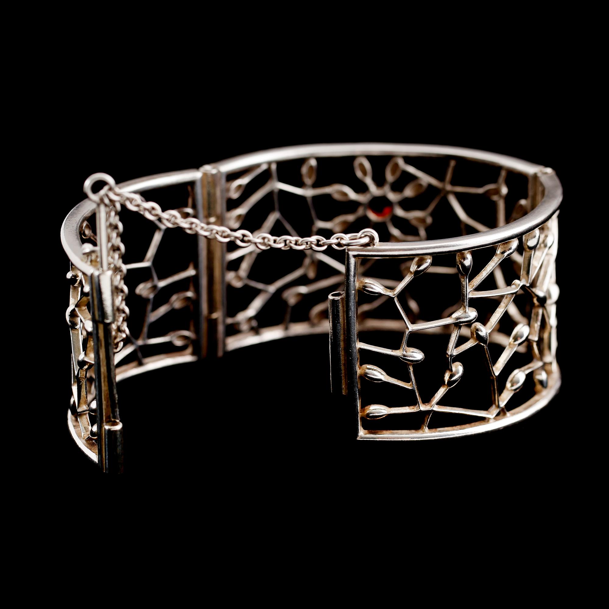 ARMBAND, sterlingsilver, granat, Kalevala Kuru, Finland.