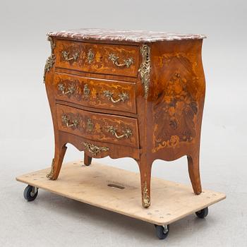 A Louis XV-style chest of drawers, early 20th century.