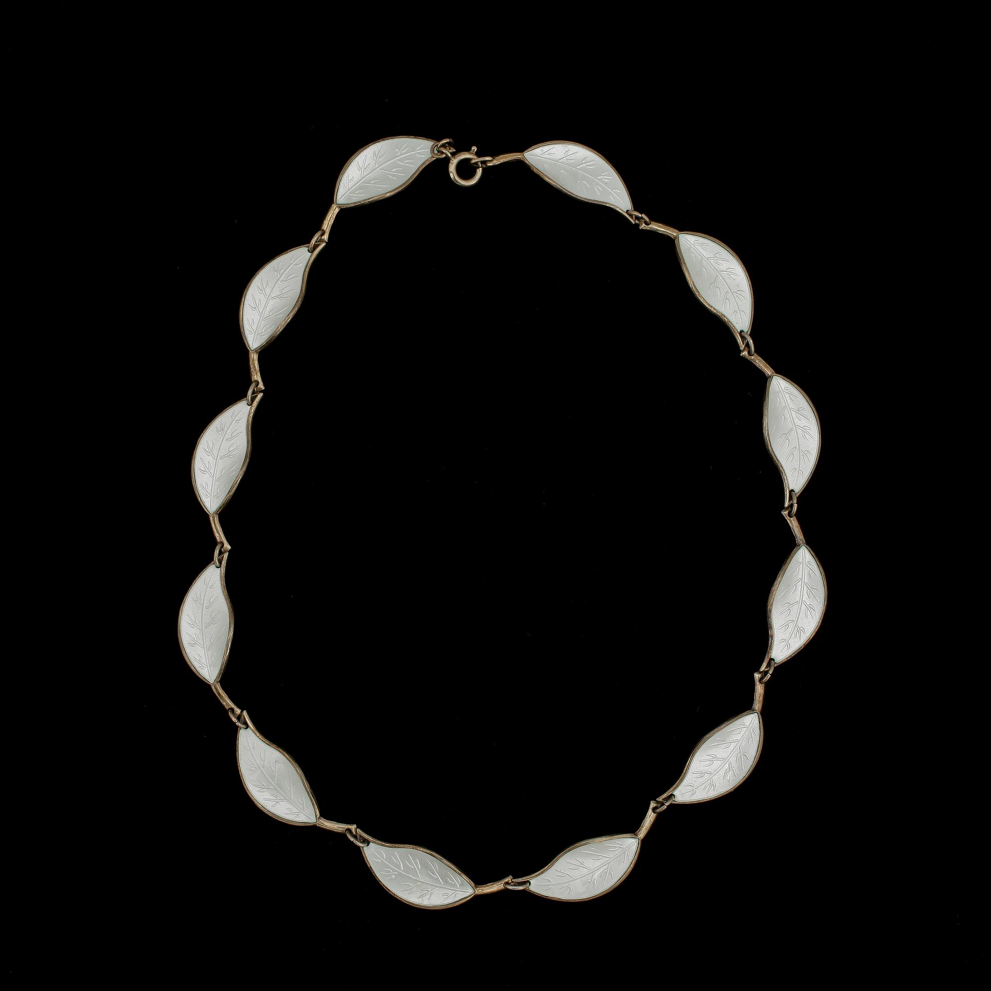 HALSBAND, ARMBAND, ÖRHÄNGEN, ett par samt BROSCH, sterlingsilver och emalj, Norge, 1900-tal. Vikt 48 G.